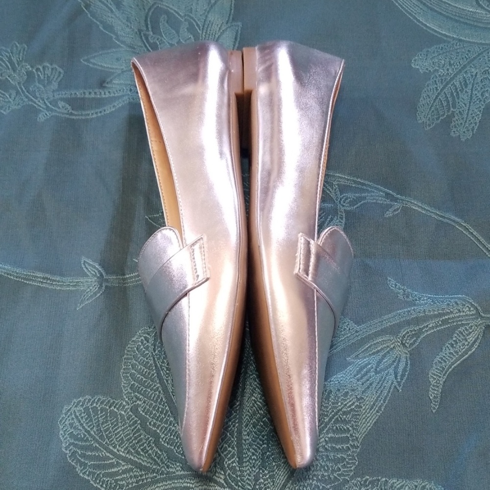 NWOT Stylish Silver Flats - Picture 4 of 8